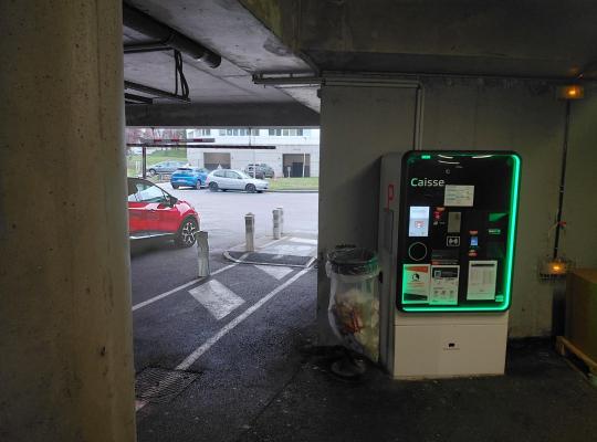 Caisse automatique lumineuse installée dans un espace couvert du parking P5