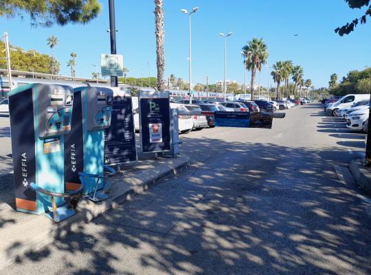 Voie d'accès au parking extérieur avec barrières automatiques et bornes EFFIA