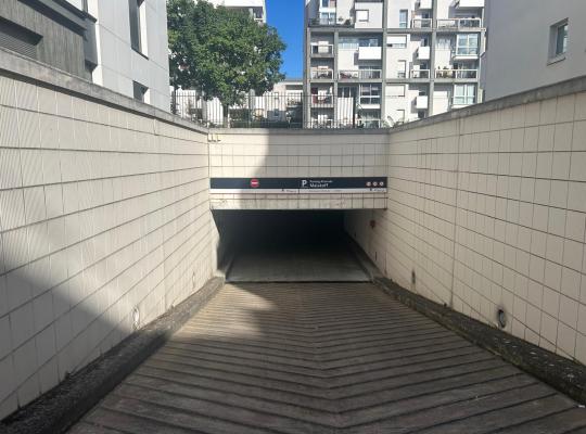 Rampe d'accès en pente menant à l'entrée du parking abonnés Malakoff.