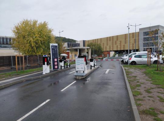 Voies d'accès du parking P1 équipées de barrières et de bornes.
