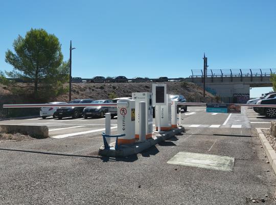 Voies d'accès du parking P9 équipées de barrières et de bornes EFFIA.
