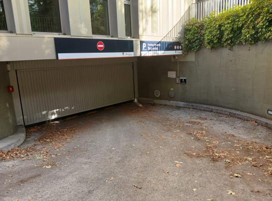 Rampe d'accès et porte de garage de l'entrée du parking abonnés Bruyères.