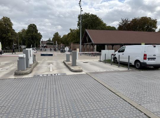 Voies de sortie du parking avec barrières automatiques et bornes de passage.