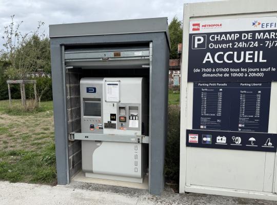 Caisse automatique de paiement EFFIA encastrée et panneau d'affichage tarifaire.