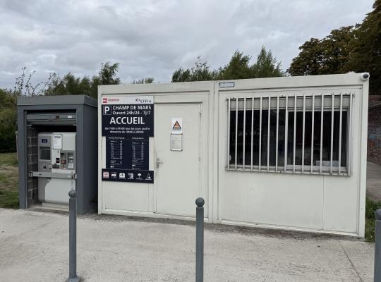 Algeco d'accueil du parking Champ de Mars à côté d'une caisse automatique.