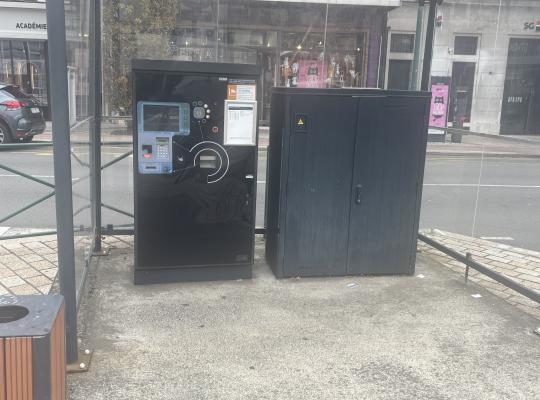Caisse automatique EFFIA et armoire technique installées sous un abri vitré.