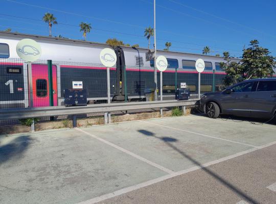 Emplacements de stationnement réservés aux voitures électriques en charge.
