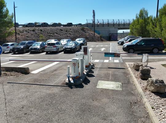 Vue d'ensemble des bornes de contrôle à l'entrée du parking extérieur P9.