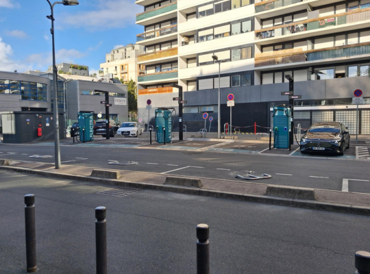 Bornes de recharge électrique Electra installées le long d'une rue bordée d'immeubles.