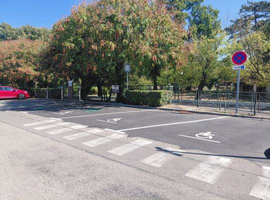 Emplacements de stationnement réservés aux personnes à mobilité réduite.