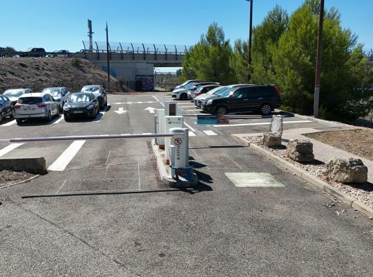 Voies de sortie du parking avec barrières automatiques en extérieur.