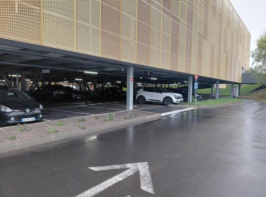 Voie de circulation extérieure longeant le bâtiment couvert du parking P1.